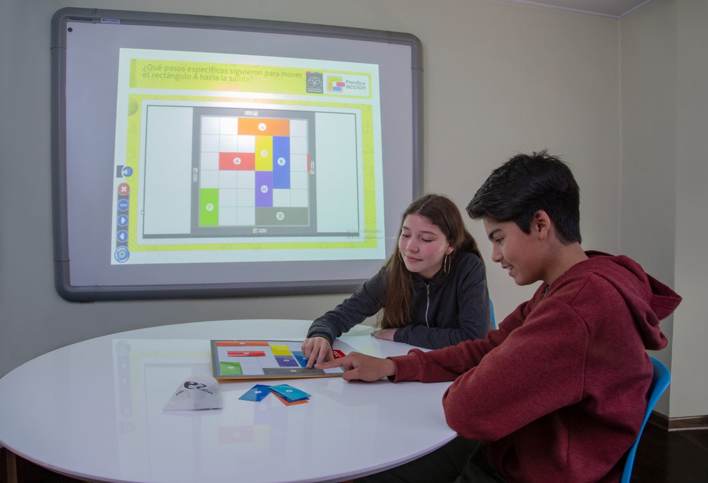Estudiantes con material de planificación y autorregulación