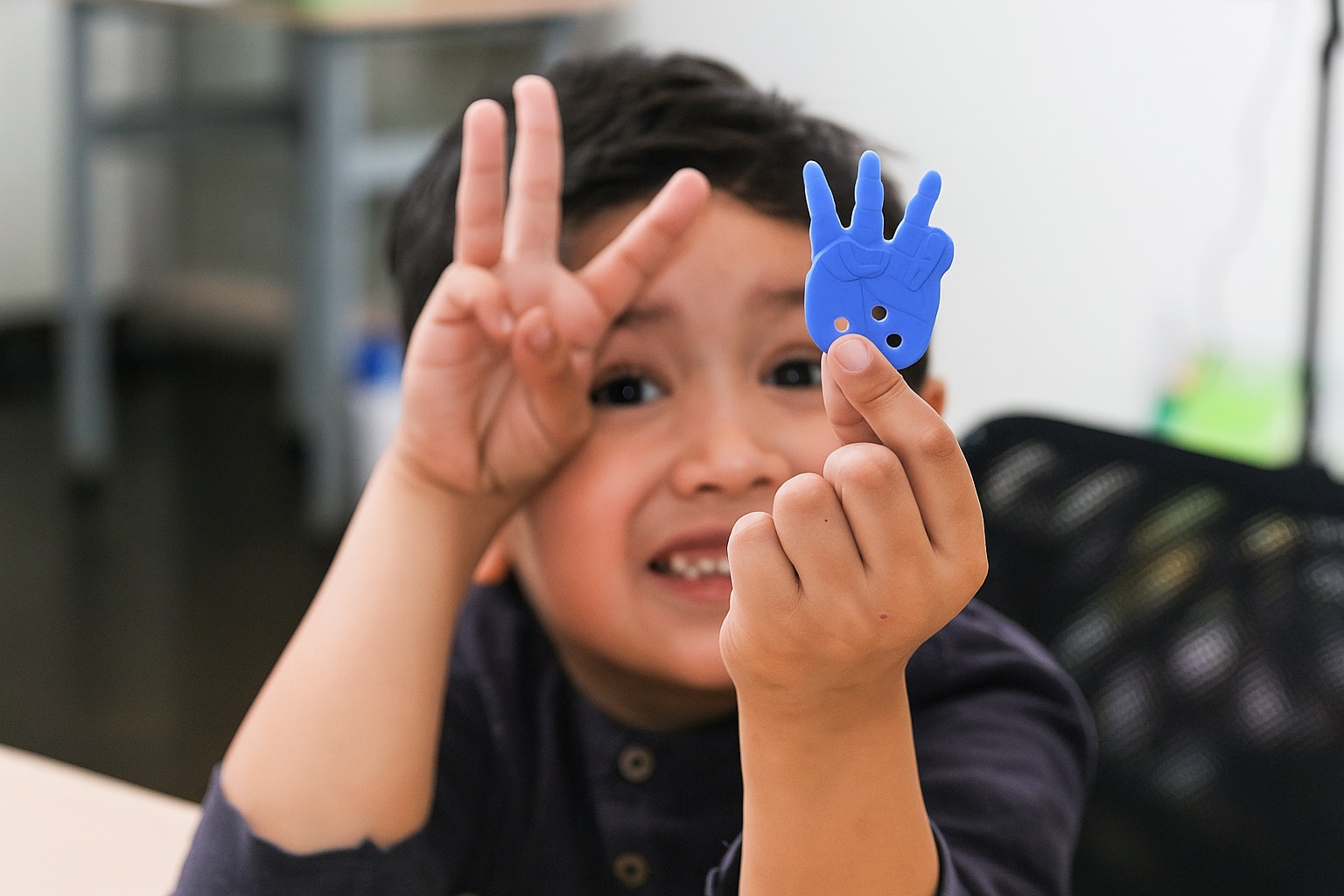 Niño con figura azul de educación emocional